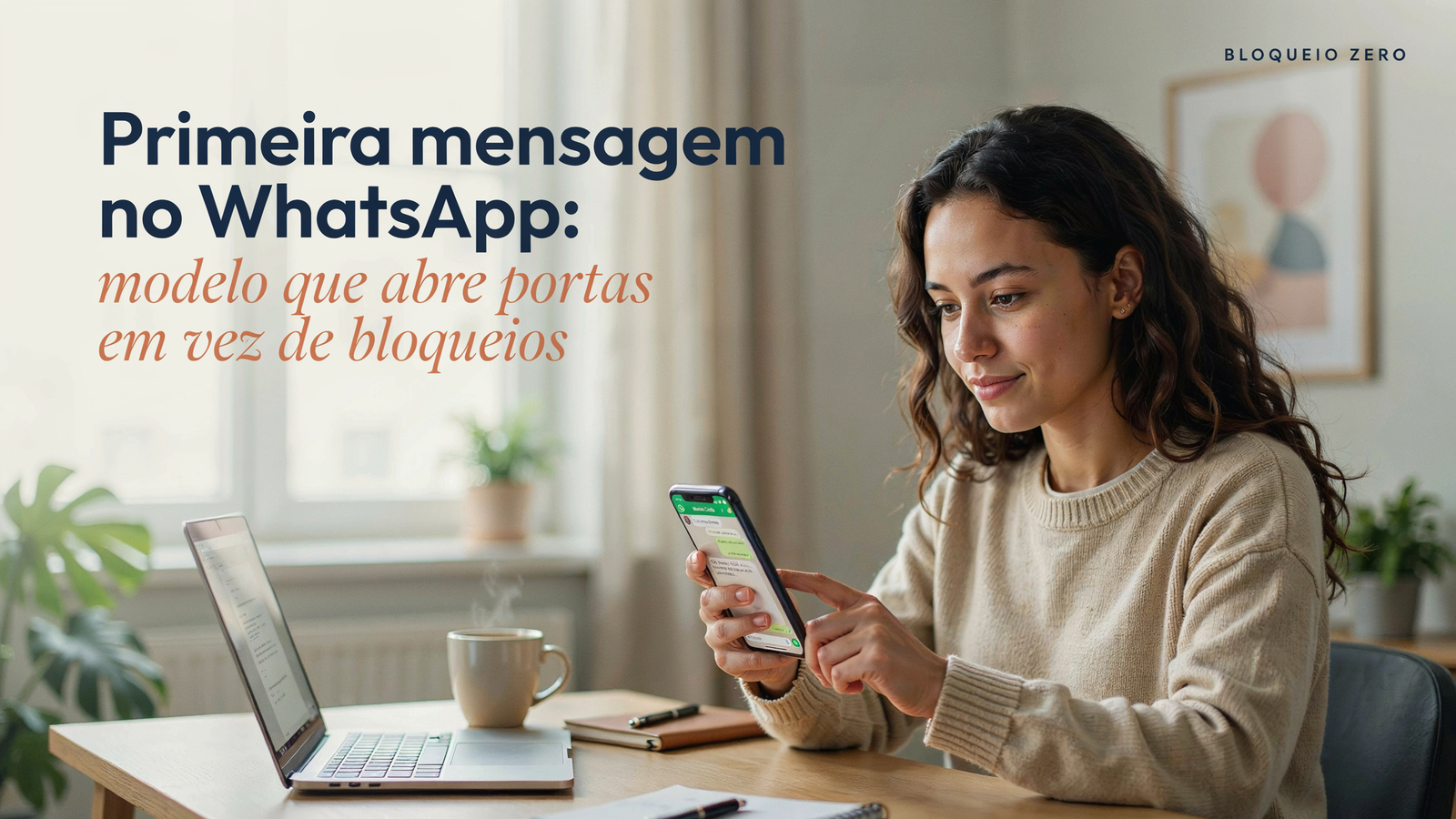 Uma mulher com cabelo cacheado e blusa clara está sentada em uma mesa, olhando para um celular na mão. Ao fundo, há uma planta, um laptop e uma caneca de café sobre a mesa.