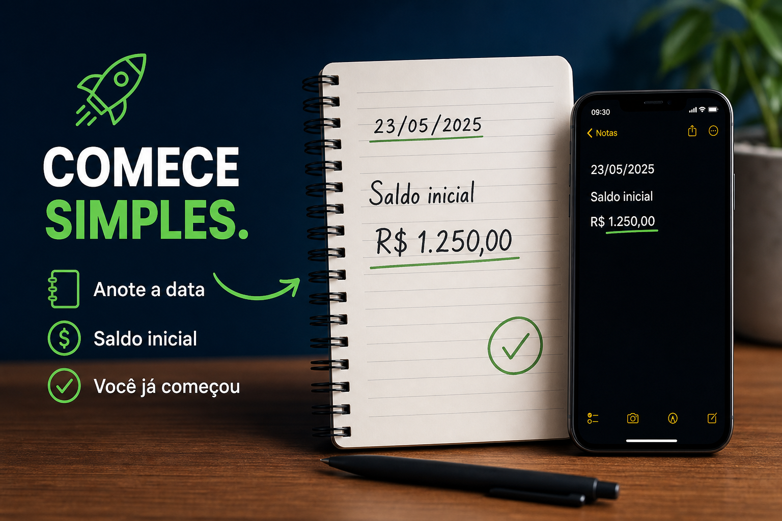Imagem de um caderno aberto com anotações à mão, mostrando uma página com a data e a frase "Saldo inicial". Um celular ao lado exibe um app de notas, simbolizando a simplicidade de registrar finanças.